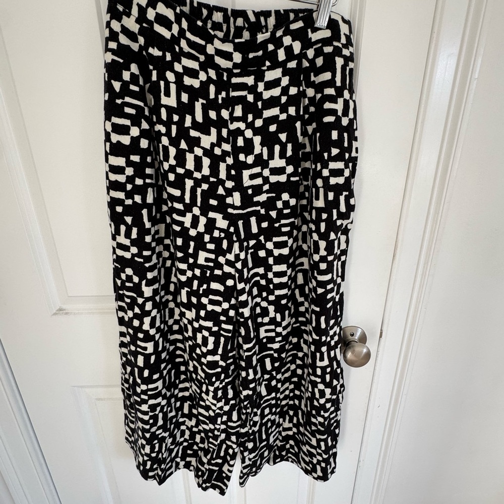 Chic Black and White Geometric Skirt
